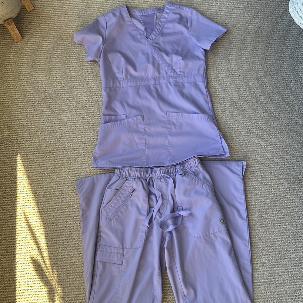 Light purple scrub set. - Picture 2 of 4